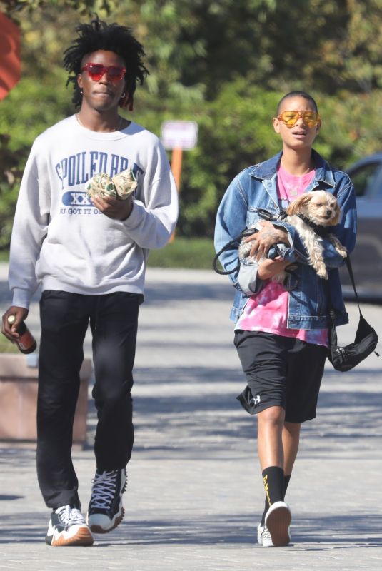 WILLOW SMITH and De’Wayne Shopping Whole Foods in Malibu 09/25/2022