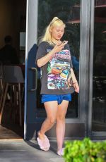 ALABAMA BARKER Leaves Crossroads Restaurant in Calabasas 10/24/2022