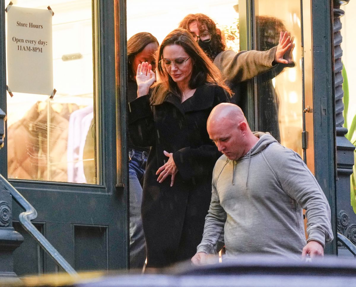 Angelina Jolie in New York City, New York on Monday 17/01/2022  #VeronicaTasmania