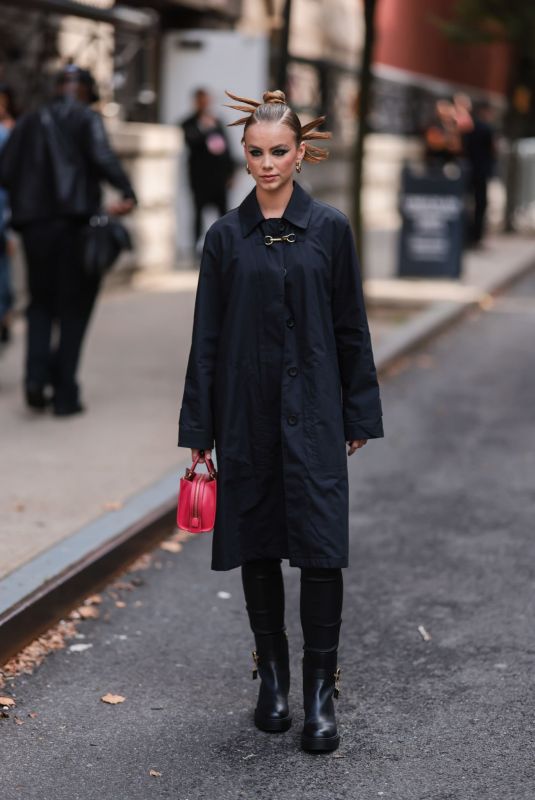 ANNA SHUMATE Out at New York Fashion Week 09/12/2022