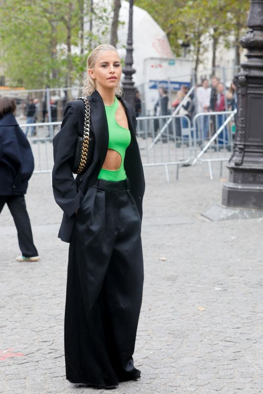 CAROLINE DAUR Arrives at Stella McCartney Spring/Summer 2023 Show at Paris Fashion Week 10/03/2022