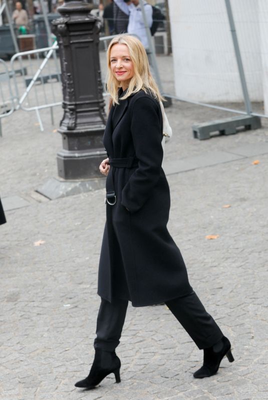 DELPHINE ARNAULT Arrives at Stella McCartney SS23 Fashion Show in Paris 10/03/2022