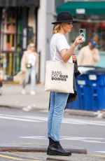 ELIZABETH BANKS Out Shopping in New York 10/26/2022
