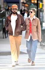 ELIZABETH OLSEN and Robbie Arnet Out for Coffee in NEw York 10/09/2022