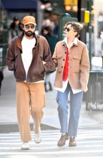 ELIZABETH OLSEN and Robbie Arnet Out for Coffee in NEw York 10/09/2022