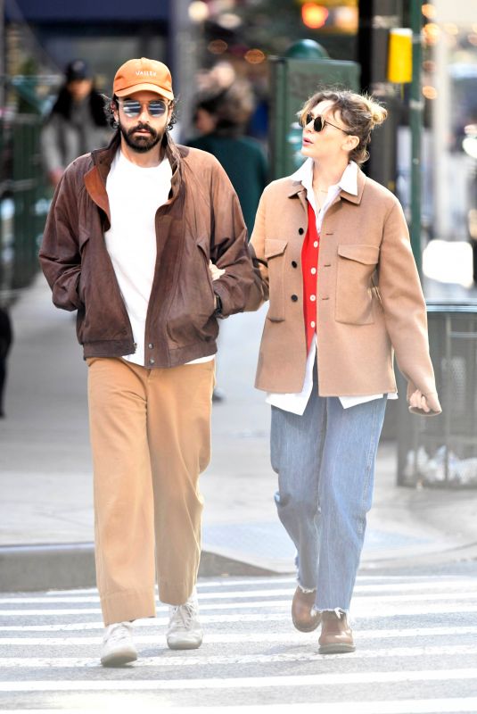 ELIZABETH OLSEN and Robbie Arnet Out for Coffee in NEw York 10/09/2022
