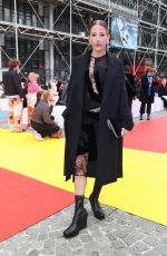 ELLIE GOULDING at Stella McCartney SS3 Show at Paris Fashion Week 10/03/2022