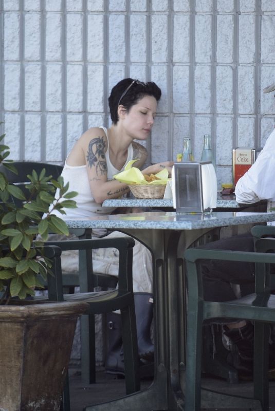 HALSEY and Alev at Tere