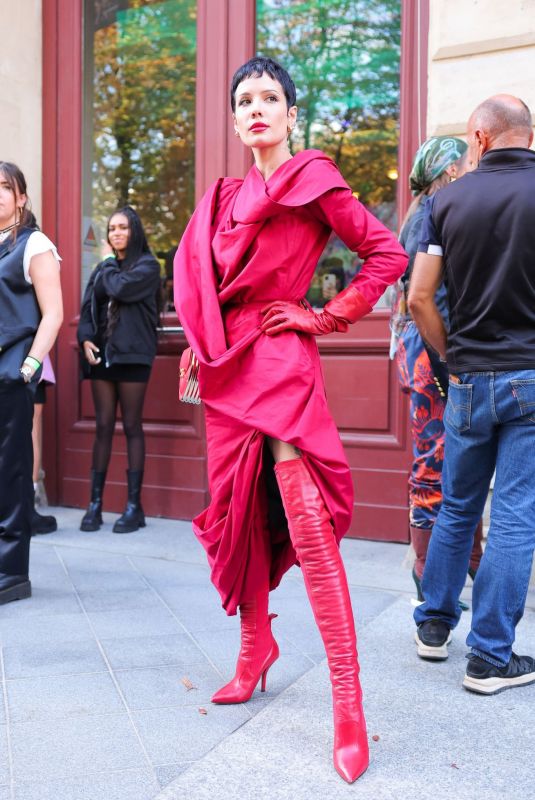 HALSEY Arrives at Vivienne Westwood Fashion Show in Paris 10/01/2022
