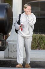 HILARY DUFF Out in to Pick up a Pizza in Sherman Oaks 10/24/2022
