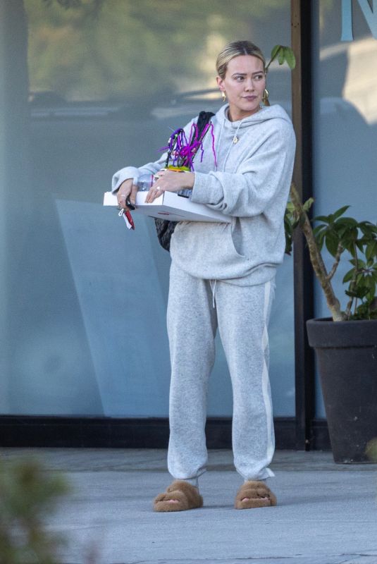 HILARY DUFF Out in to Pick up a Pizza in Sherman Oaks 10/24/2022