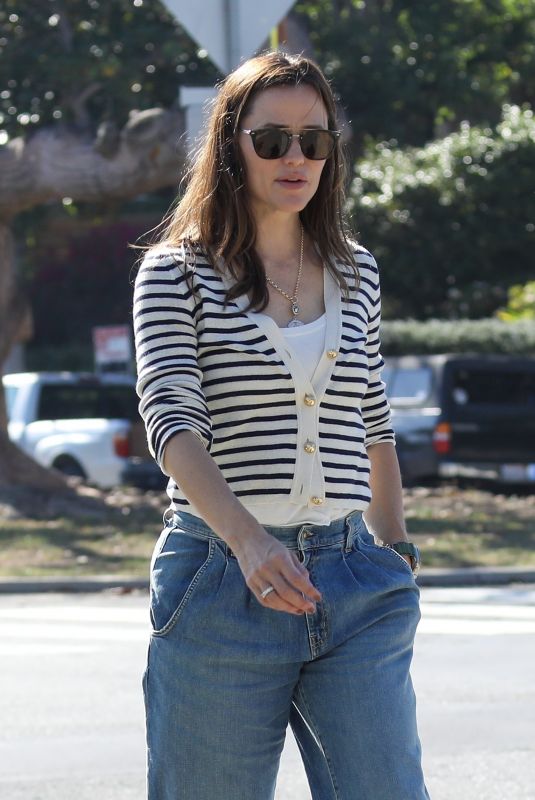 JENNIFER GARNER in Denim Out in Santa Monica 10/18/2022