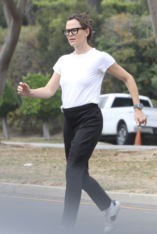 JENNIFER GARNER Out and About in Brentwood 10/06/2022