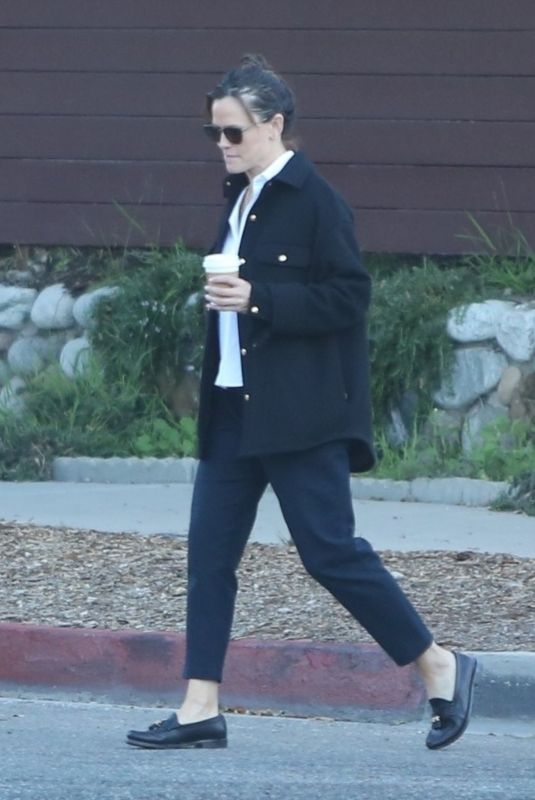 JENNIFER GARNER Out in Brentwood 10/25/2022