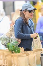 JENNIFER GARNER Shopping at a Farmer