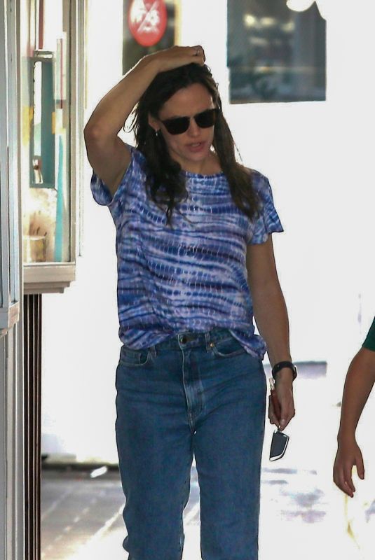jennifer garner shopping at Edelweiss Chocolates at Brentwood Country Mart 10/04/2022