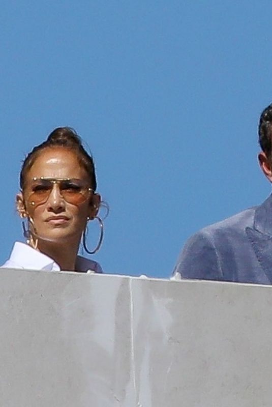 JENNIFER LOPEZ and Ben Affleck Check in on the Nearly Finished Remodel of Their New Home in Bel Air 10/01/2022