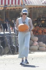 JENNIFER GARNER Out at Moorpark 10/05/2022