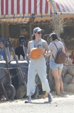 JENNIFER GARNER Out at Moorpark 10/05/2022