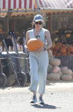 JENNIFER GARNER Out at Moorpark 10/05/2022