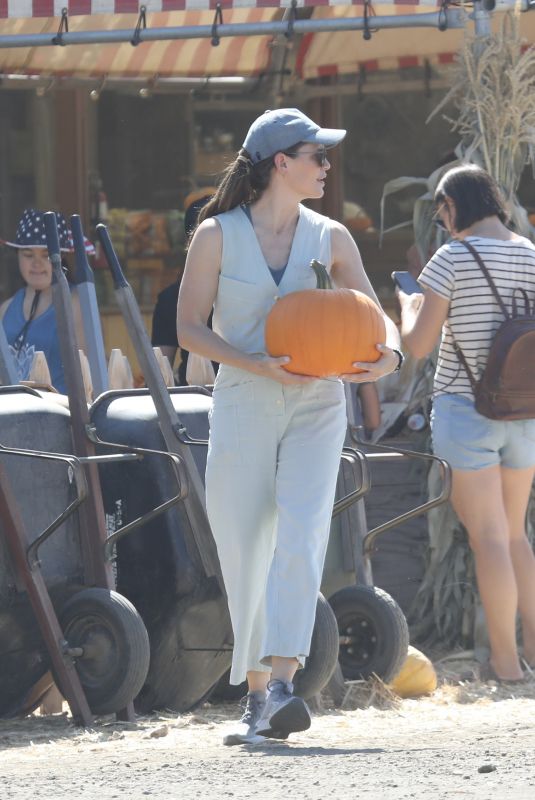 JENNIFER GARNER Out at Moorpark 10/05/2022