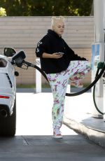 JOJO SIWA and AVERY CYRUSat a Gas Station in Los Angeles 10/19/2022