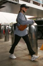 KALEY CUOCO Arriva at Los Angeles International Airport 10/14/2022