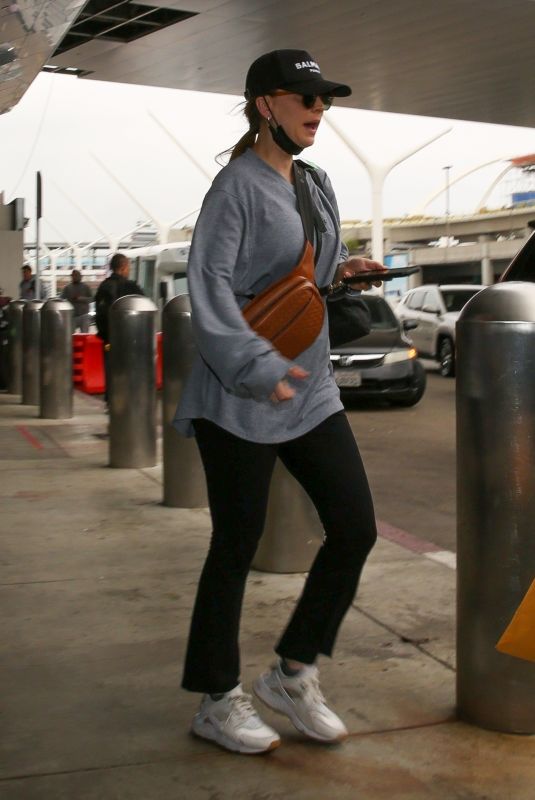 KALEY CUOCO Arriva at Los Angeles International Airport 10/14/2022