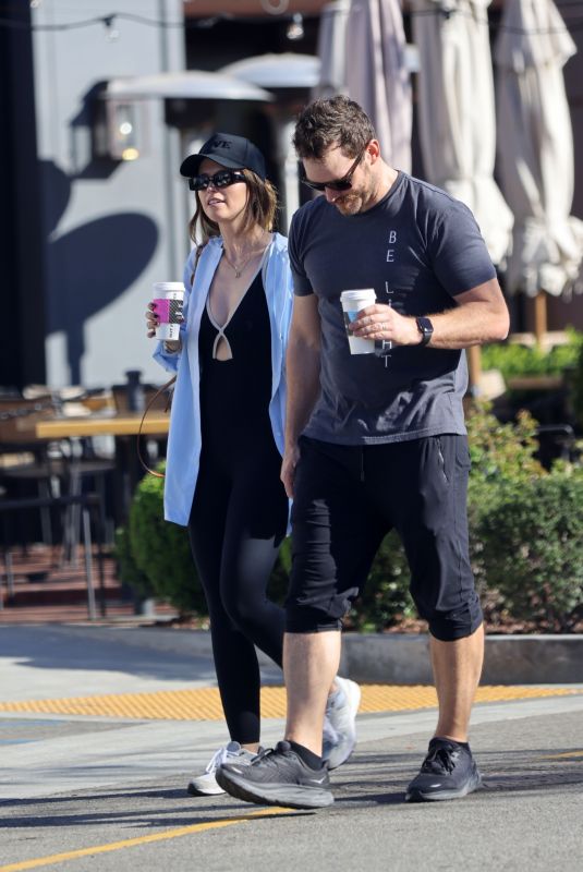 KATHERINE SCHWARZENEGGER and Chris Pratt Out Coffee in Los Angeles 10/19/2022