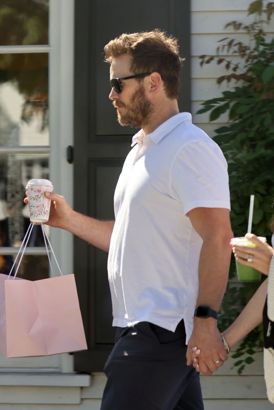 KATHERINE SCHWARZENEGGER and Chris Pratt Out for Lunch in Pacific Palisades 09/30/2022
