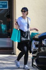 KATHERINE SCHWARZENEGGER Shopping for Home Decor in Pacific Palisades 10/03/2022