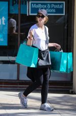 KATHERINE SCHWARZENEGGER Shopping for Home Decor in Pacific Palisades 10/03/2022