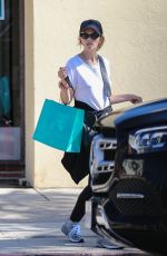 KATHERINE SCHWARZENEGGER Shopping for Home Decor in Pacific Palisades 10/03/2022