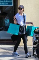KATHERINE SCHWARZENEGGER Shopping for Home Decor in Pacific Palisades 10/03/2022