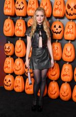 KATHRYN NEWTON at Halloween Ends Premiere at TCL Chinese Theatre ini Hollywood 10/11/2022