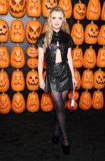 KATHRYN NEWTON at Halloween Ends Premiere at TCL Chinese Theatre ini Hollywood 10/11/2022
