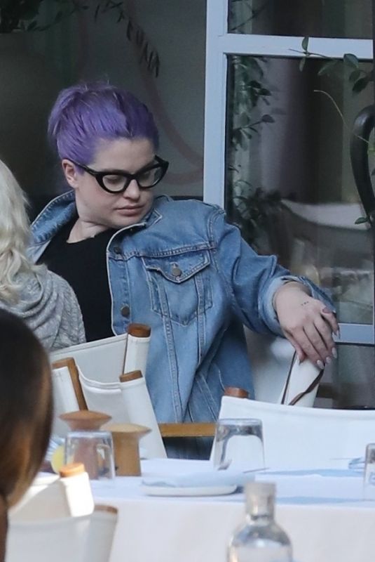 KELLY OSBOURNE Out for Lunch with Friends in Beverly Hills 10/06/2022