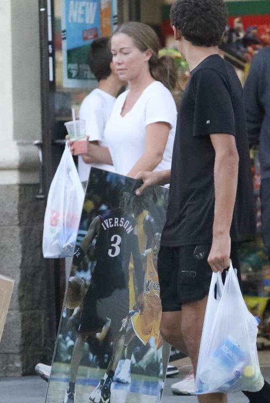 KENDRA WILKINSON Out Shopping for a Kobe Bryant Poster in Calabasas 10/11/2022
