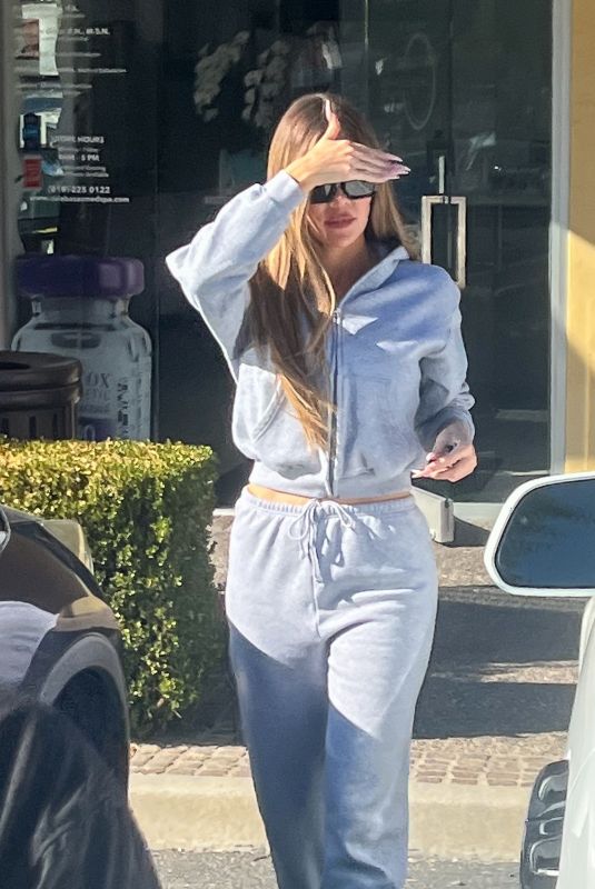 KHLOE KARDASHIAN Out and About in Calabasas 10/27/2022