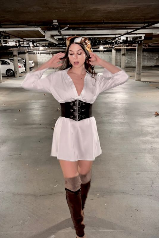 KIRA KOSARIN - Instagram Photos and Video 10/26/2022