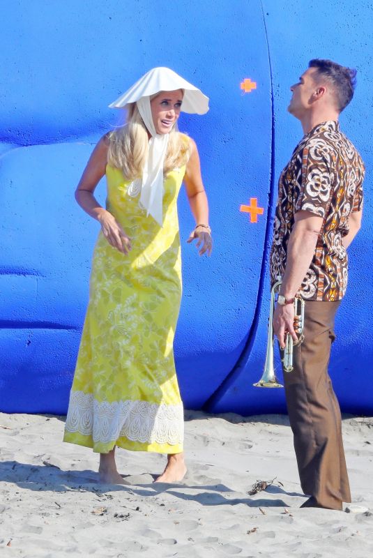 KRISTEN WIIG and Ricky Martin on the Set of Mrs. American Pie in San Pedro 10/06/02022