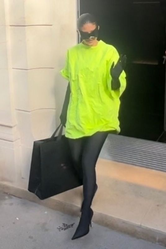 KYLIE JENNER Leaeves Balenciga Store in Paris 10/01/2022
