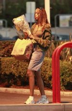 MALIA OBAMA at Trader Joe