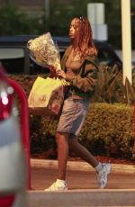 MALIA OBAMA at Trader Joe