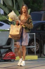 MALIA OBAMA at Trader Joe