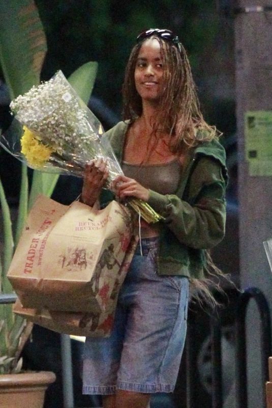 MALIA OBAMA at Trader Joe