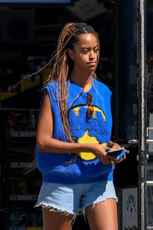 MALIA OBAMA Leaves 7-Eleven in Santa Monica 10/01/2022