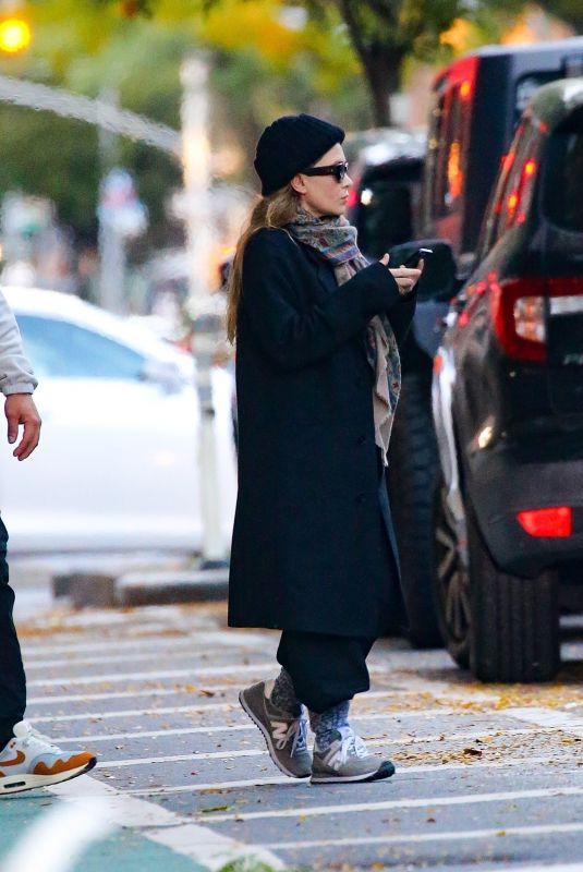 MARY-KATE and ASHLEY OLSEN Leaves Their Offices in New York 10/18/2022