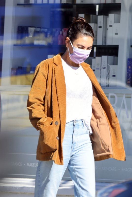 MILA KUNIS Leaves a Breakfast Meeting at Farmshop in Brentwood 10/18/2022