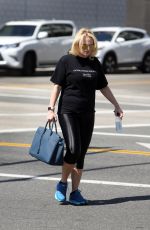 rebel wilson hEADING to DryBar for blowout in Hollywood 10/04/2022